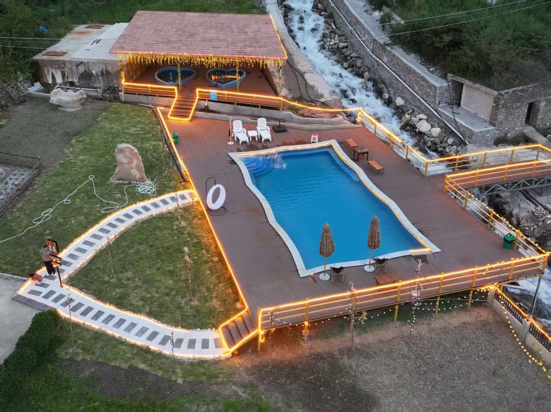 Kangding Zhonggu Hot Spring Homestay