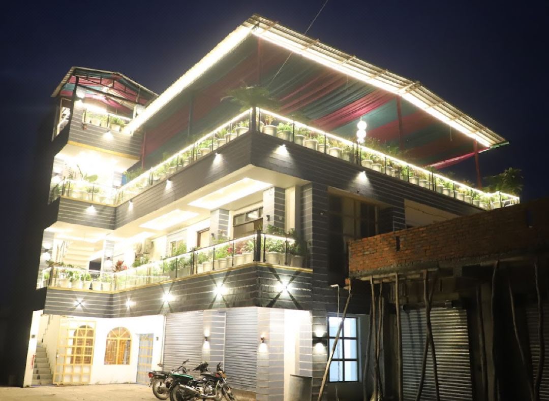 Hotel Vatika And Rooftop Restaurant