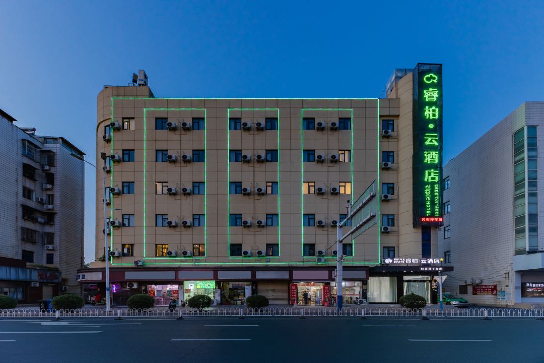 Home Inn Baiyun Hotel (Anqing Yingbin Road High-speed Railway Station)