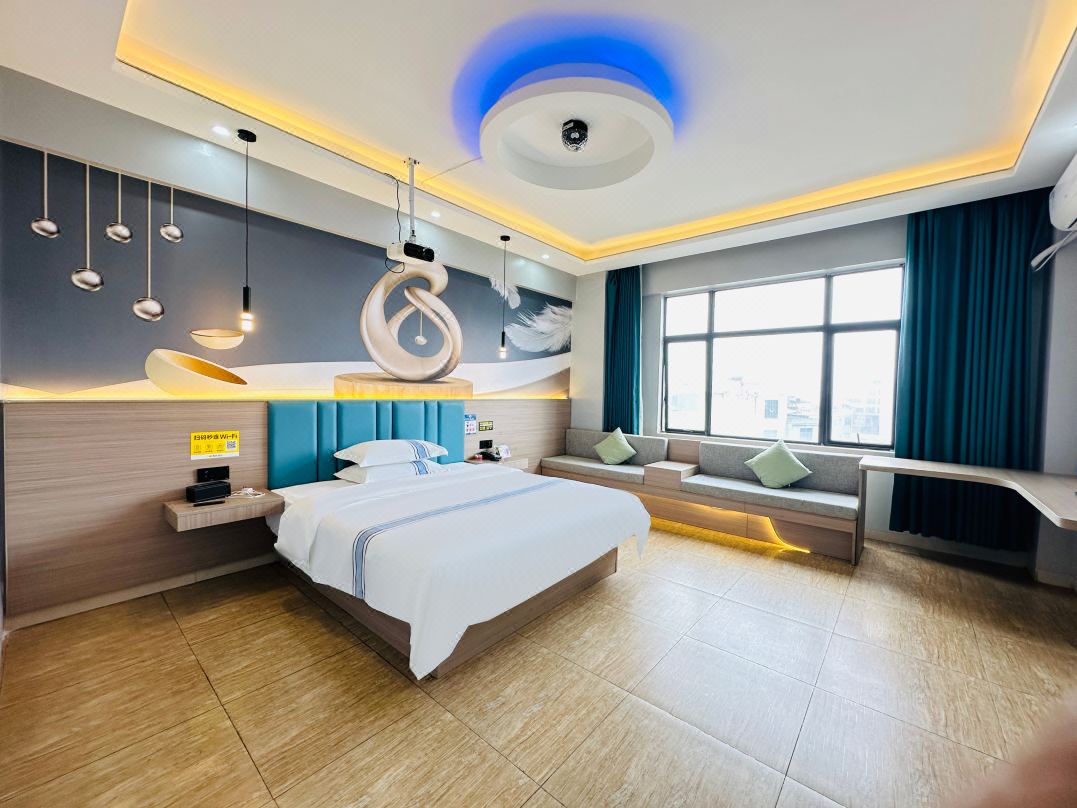Triumph Hotel (Lingao Bus Station)