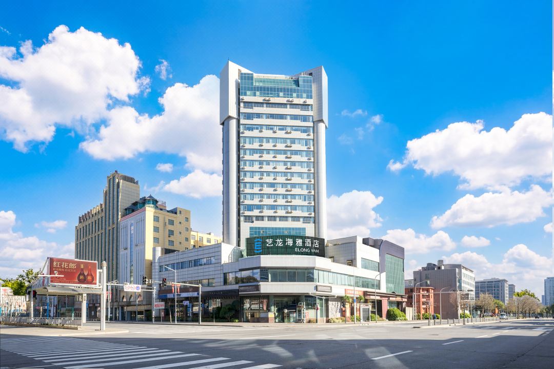 Yilong Haiya Hotel (Xu Changpang Donglai Times Square Caowei Ancient City Branch）