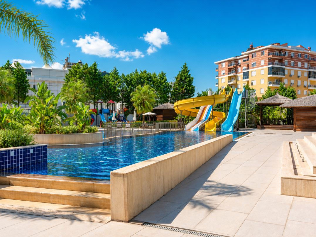 Sirius Town Apartment with Pool, Spa & Gym Near Beach & Mall