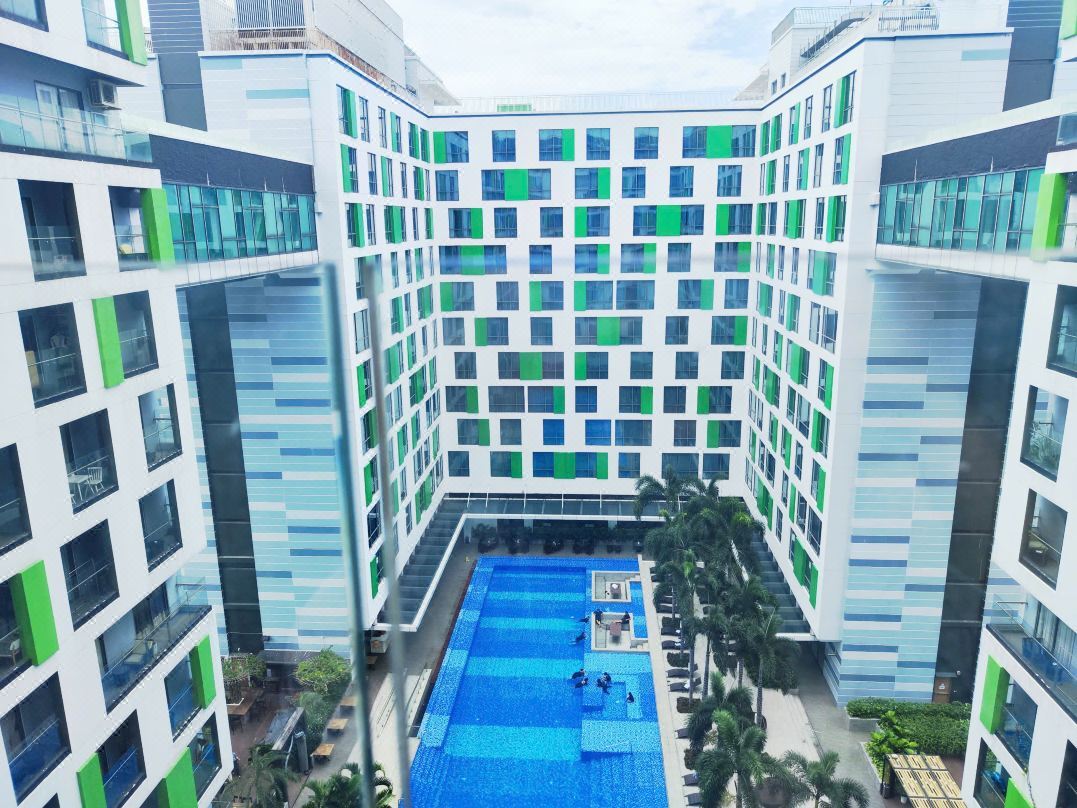 Republic Plaza -Luxury condo with pool, close to airport