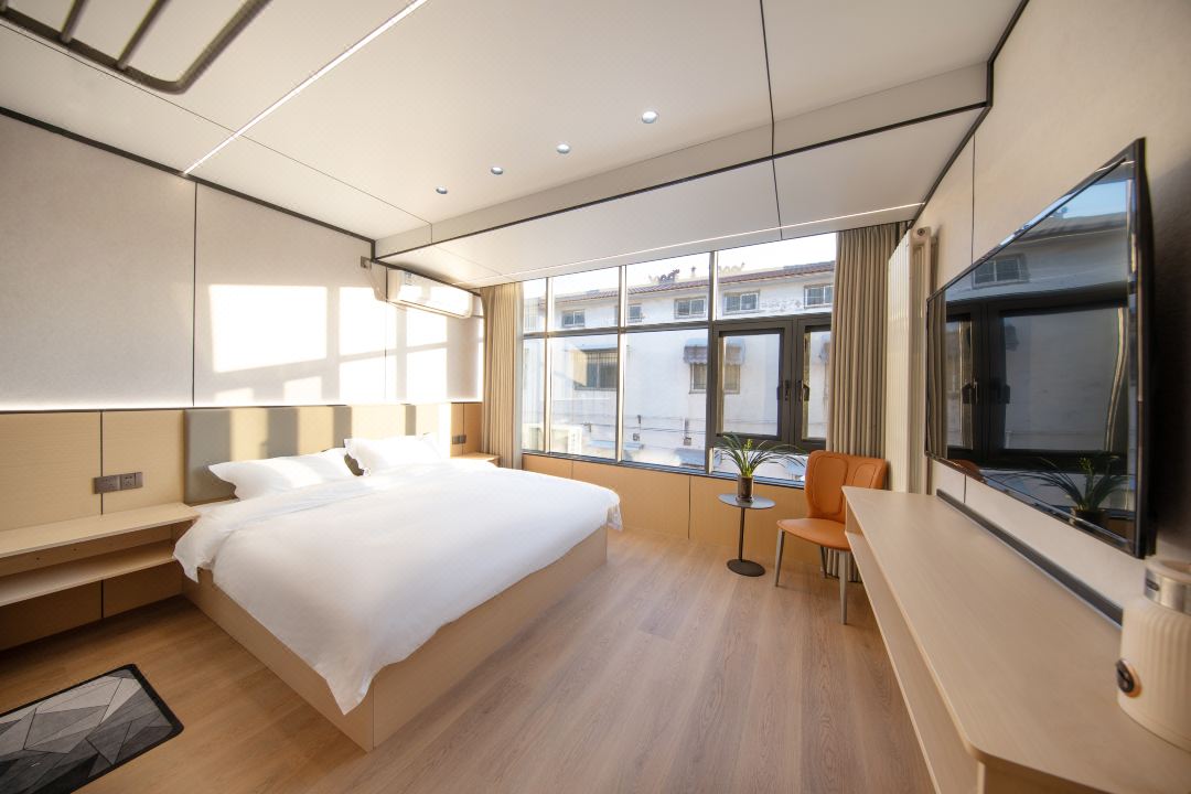Kaifeng riverside family hotel