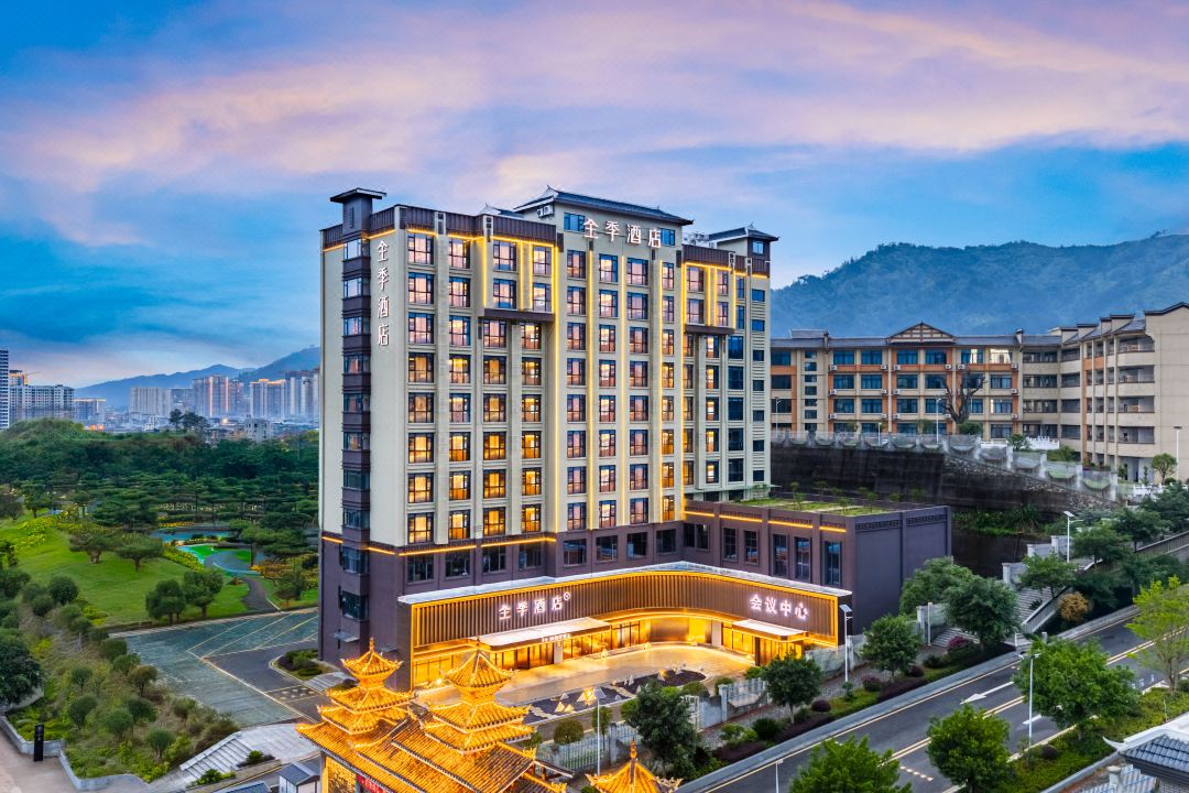 JI Rongjiang Baicheng Railway Station Hotel