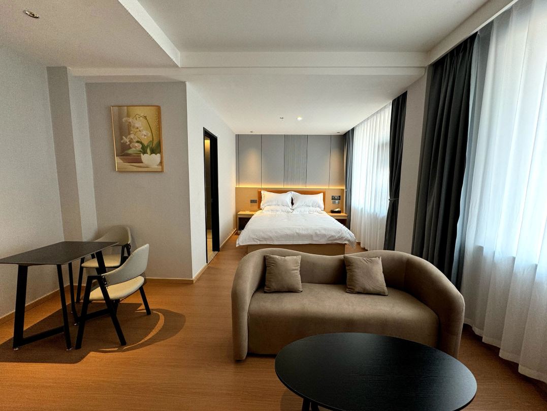 Yiju Fashion Hotel (Minquan Railway Station Shop)