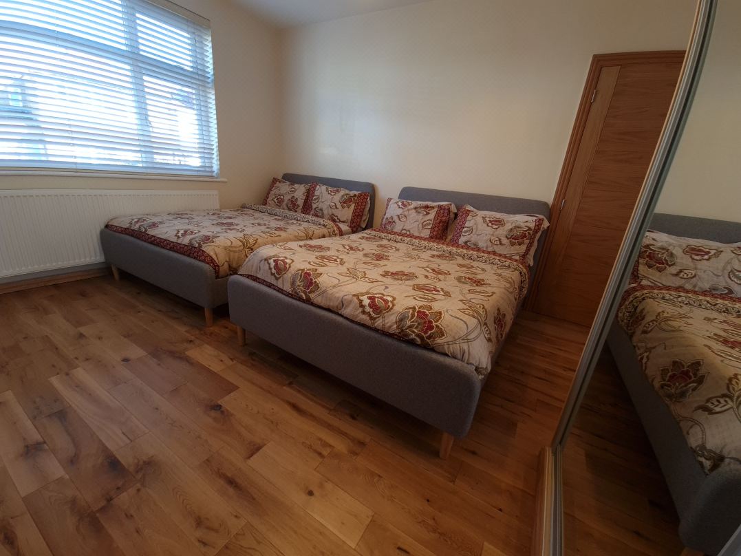 London Luxury 3 bedroom flat, 2 Bathrooms, free parking, close to tube for Central London