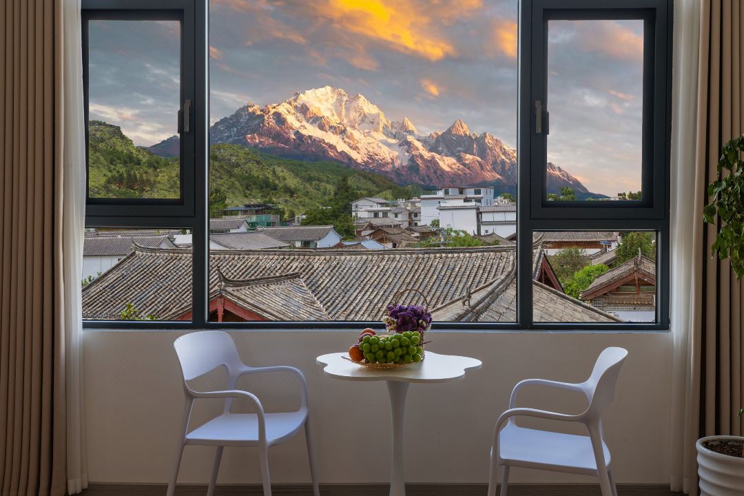 Yuzhu Enbu·Secret Realm | Golden Sunlit Snow Mountain·Premium View Lodge (Shuhe Ancient Town Branch)