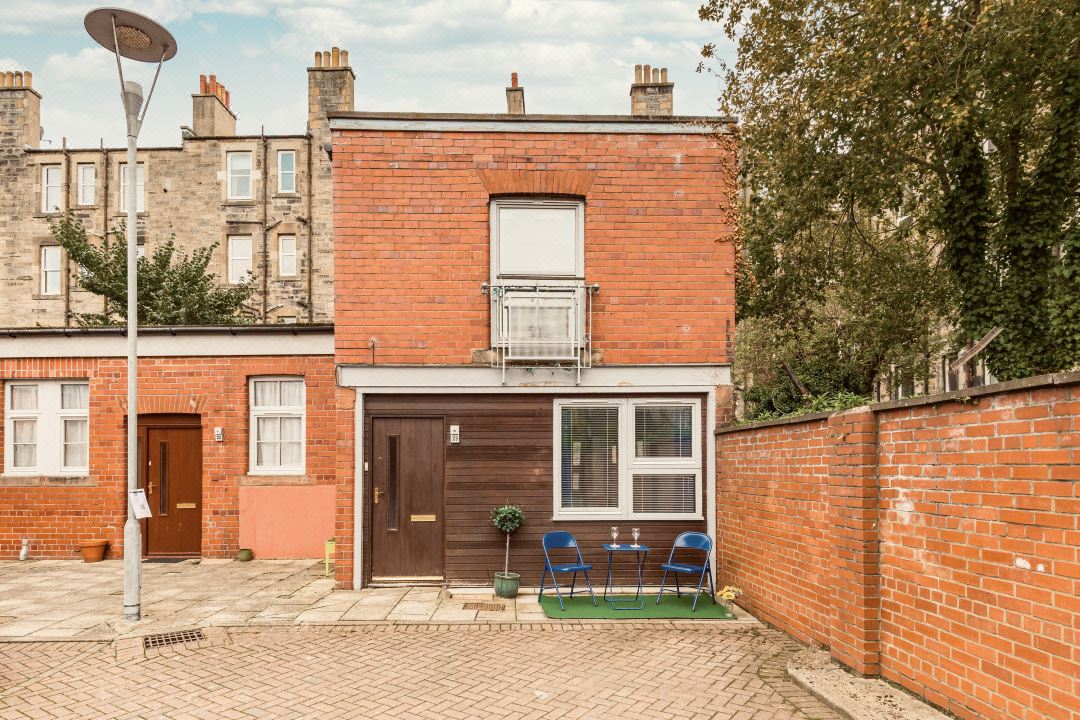 Unique 1 Bed house with Private Parking