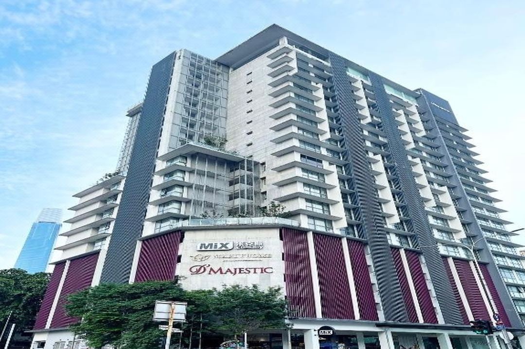 D' Majestic Residence by Emily in Town