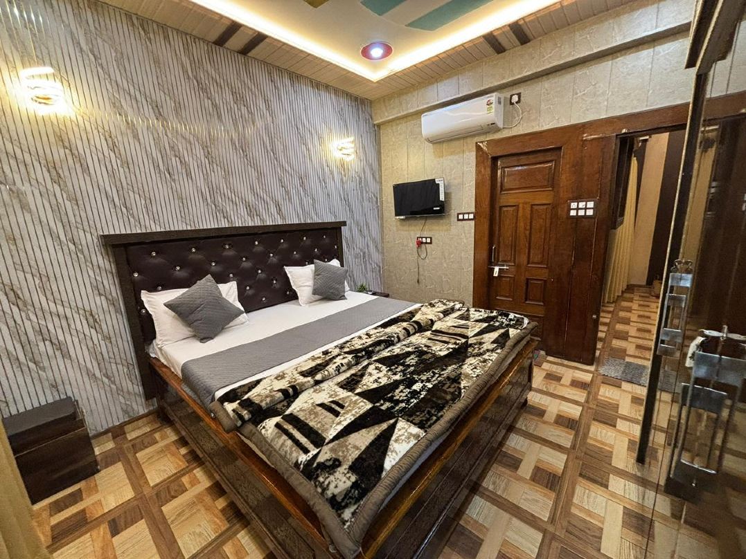 The Ecstasy Inn