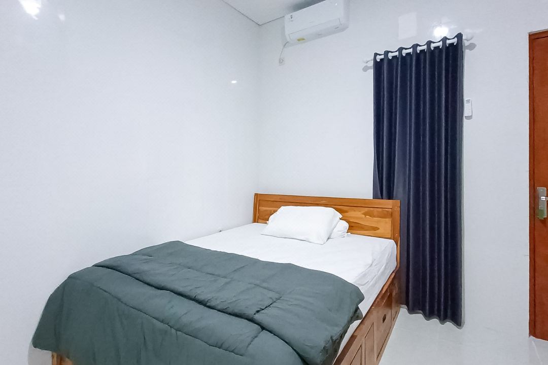 Widi Guest House near GWK Mitra RedDoorz