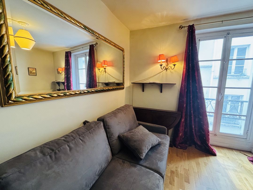 Vintage studio 150m to Notre Dame