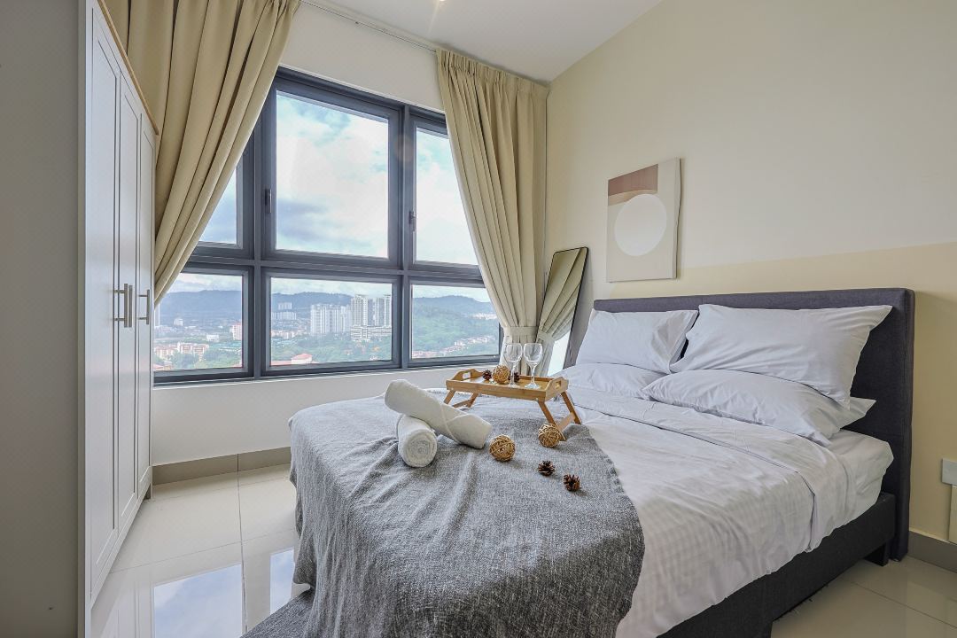 Stylish 4BR M Vertica Walk to MRT & Velocity Mall