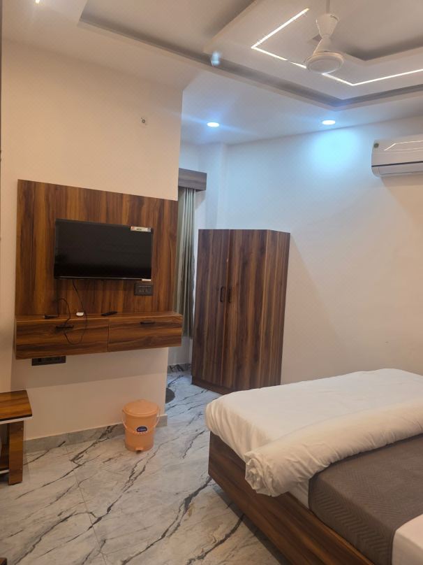 Hotel R R Tripathi