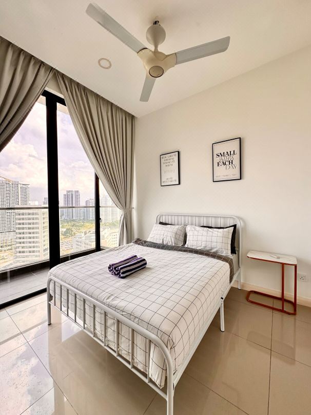 4 bedder D’Pristine condo 22-25 opp legoland (13pax)