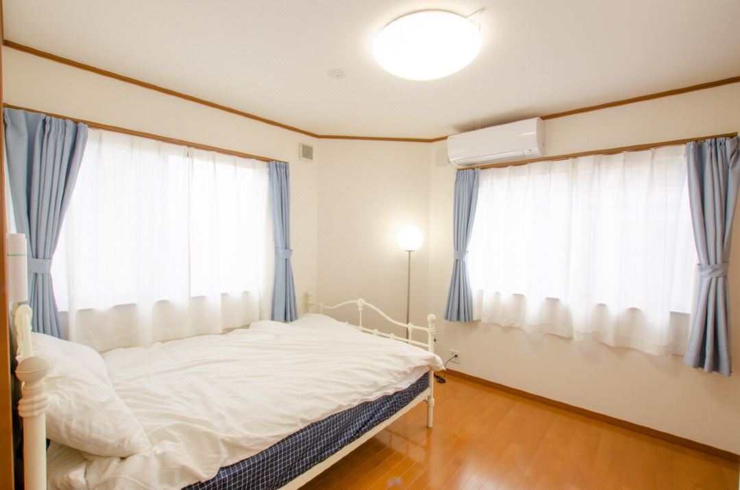 4 bedrooms, 2 bathrooms, 2 toilets, spacious house with convenient transportation
