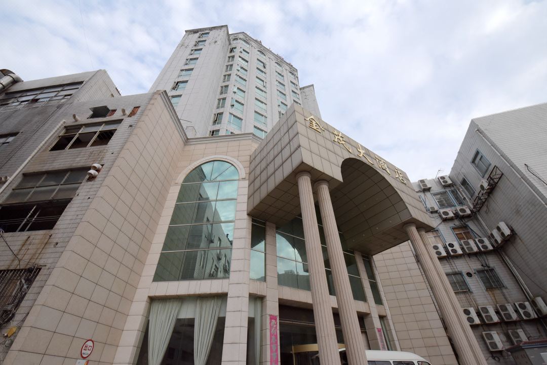 Nishi Kingmau Hotel