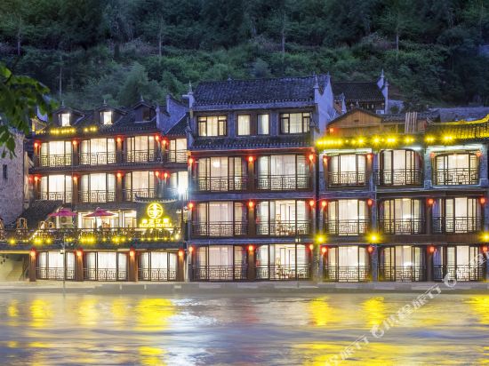 岸芷汀兰庭院江景名宿(凤凰古城沱江店)