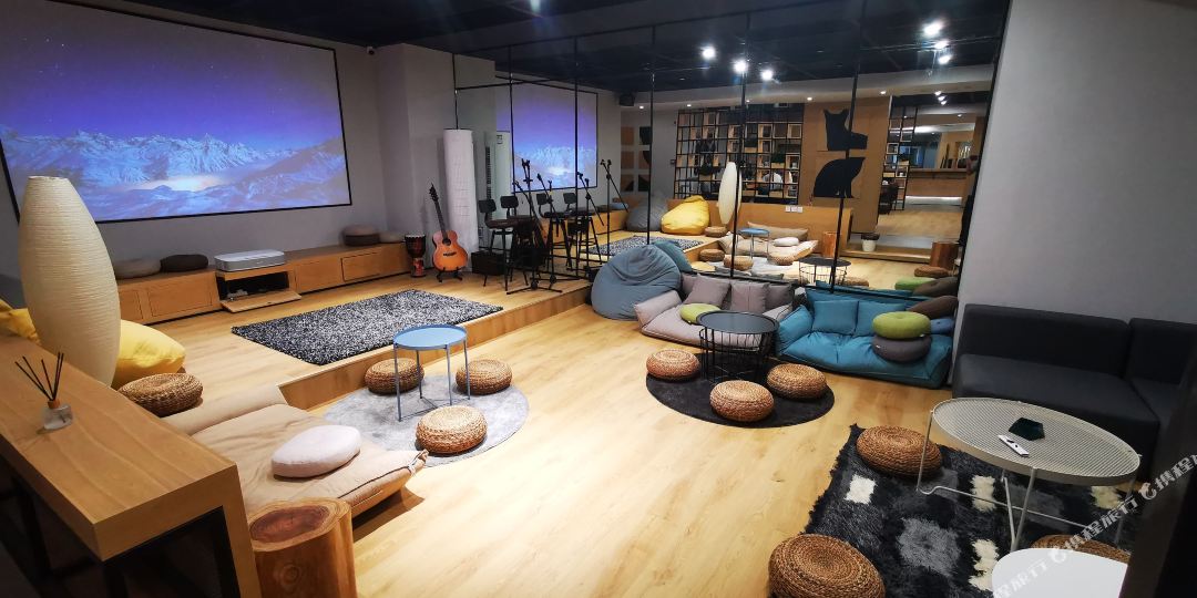 笑脸里久不见不见青年旅舍(重庆皇冠大扶梯店)