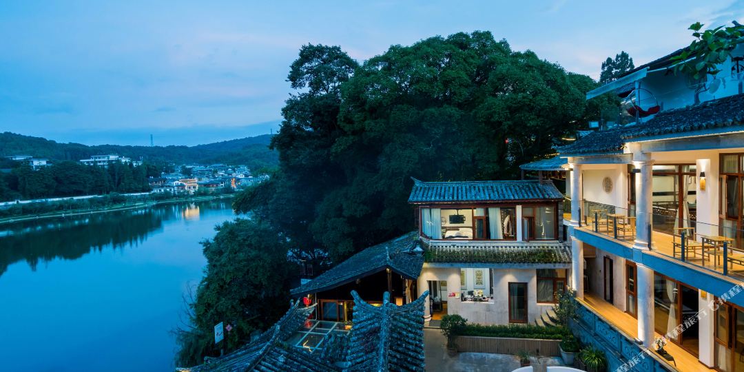 腾冲想住听云墅关湖全景客栈