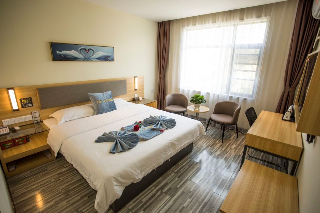 Tuwo Holiday Hotel (Yingshan bus station store)