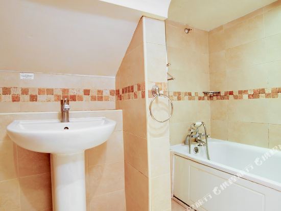 OYO Bailbrook Lodge, Bath - Tap to explore photos
