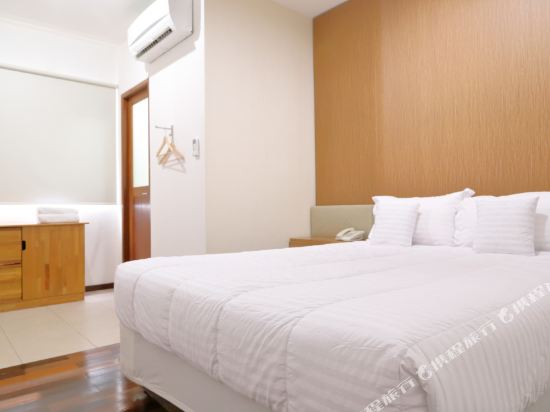 Newton Residence - Tap to explore photos