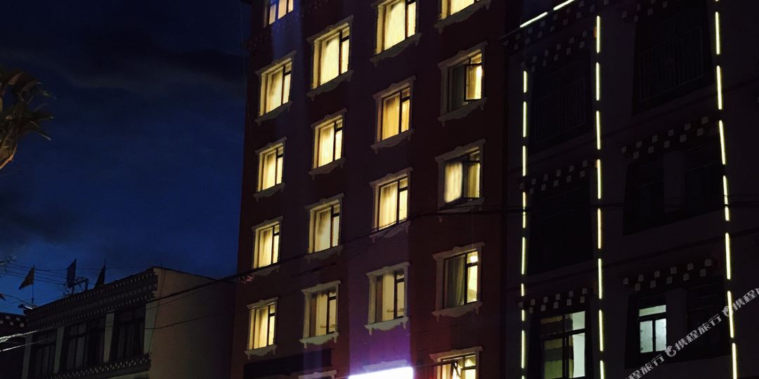 八宿泰洪侣主题酒店