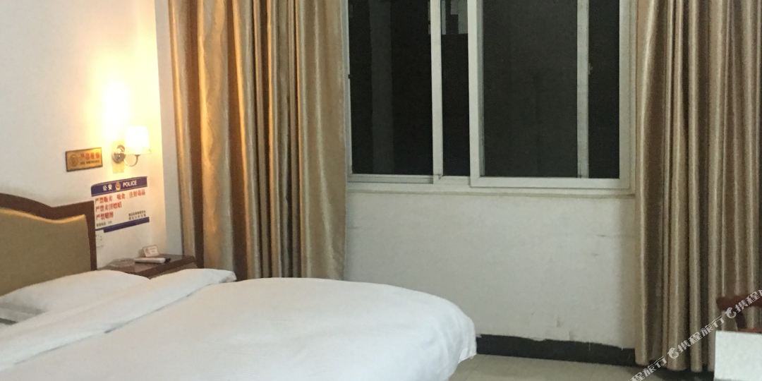 富鱼旅馆(贵糖高级中学吾悦广场店)