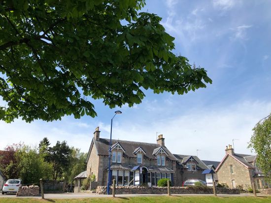 Ravenscraig Guest House - Tap to explore photos