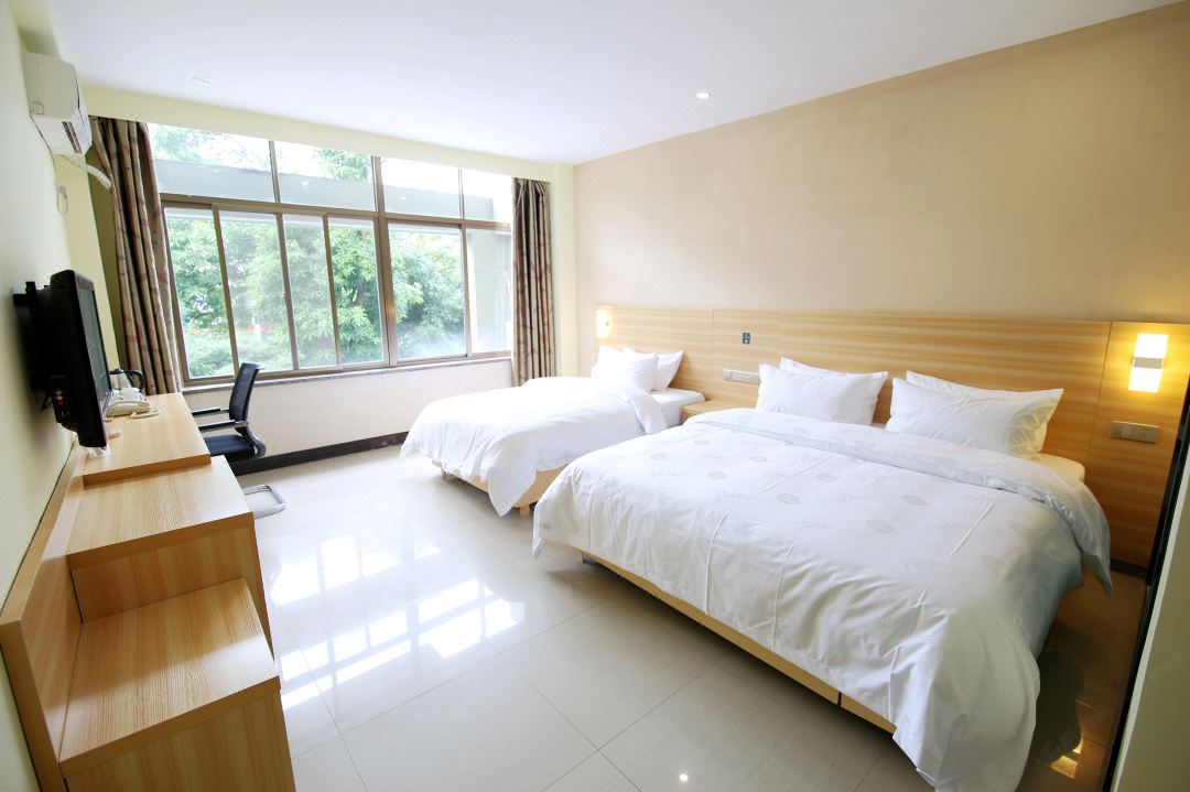 Beihai Seven Days Holiday Hotel (Beibuwan Square)