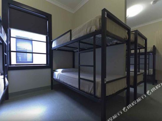 Coolangatta Sands Hostel - Tap to explore photos