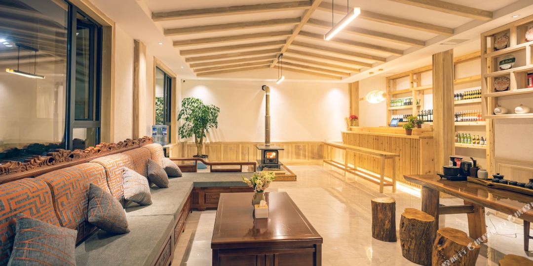 香格里拉既见君臻选民宿(独克宗古城店)