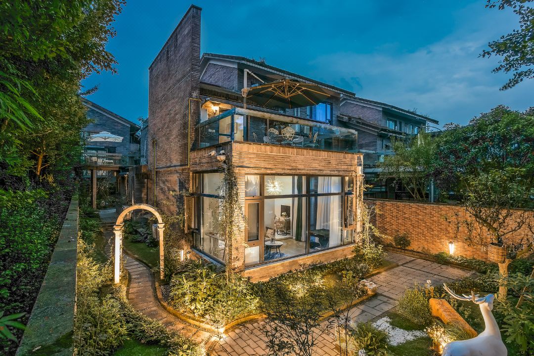 Qingchengshan Huajun Holiday Villa (Qianshan High-speed Railway Station)