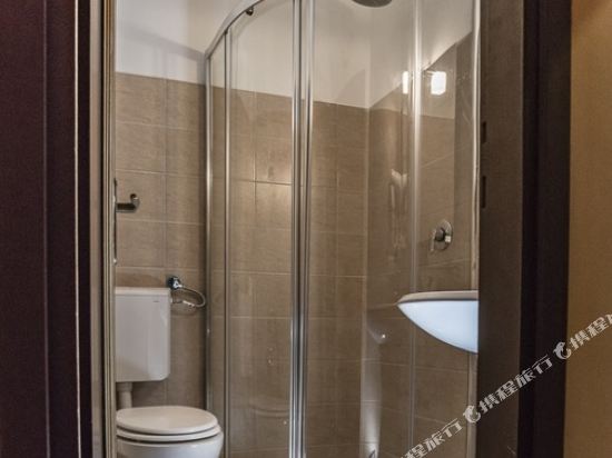 Hotel Moderno - Tap to explore photos