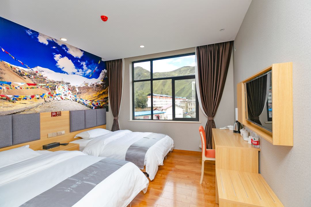 Home Inn Huayi Select Hotel (Kangding Xinduqiao Town)