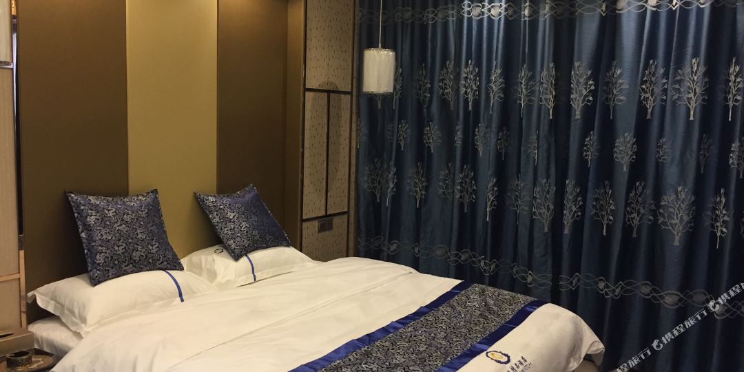 义龙大酒店(兴义民族师范学院开发区校区店)