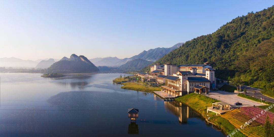 宝晶宫天鹅湖温泉镇酒店
