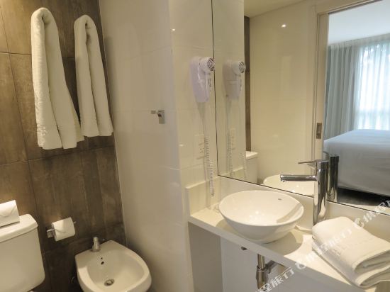Smart Hotel Montevideo - Tap to explore photos