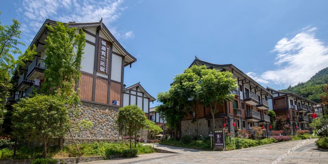 银座隽兰高挡民宿酒店(峨眉山景区店)