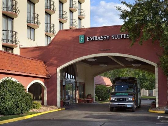Embassy Suites by Hilton Bloomington/Minneapolis - Tap to explore photos