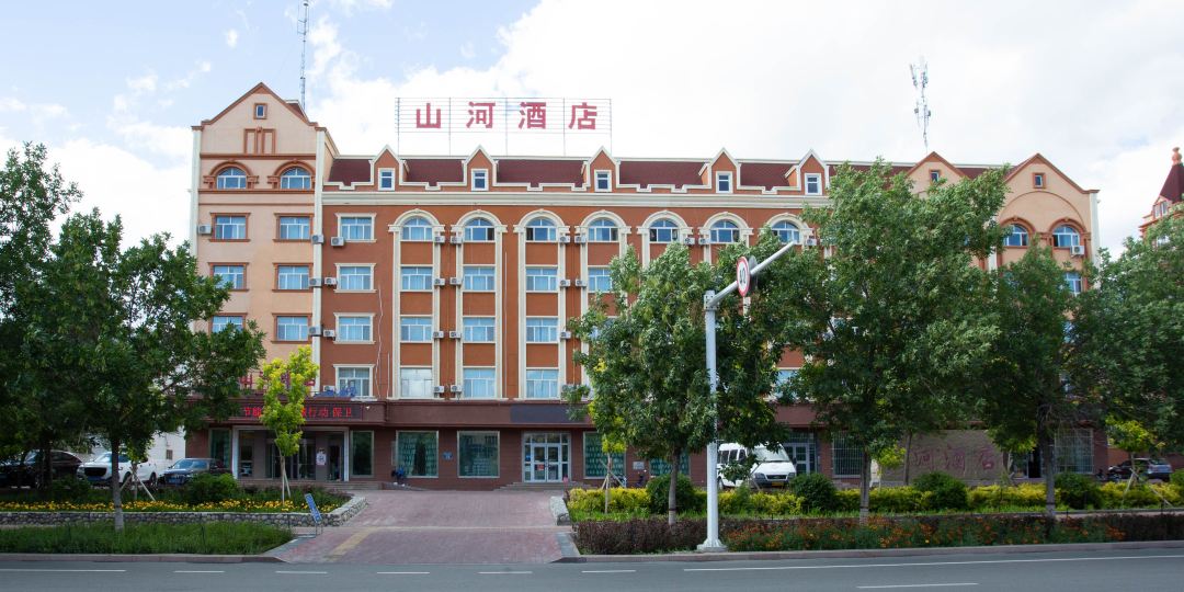 富蕴山河酒店