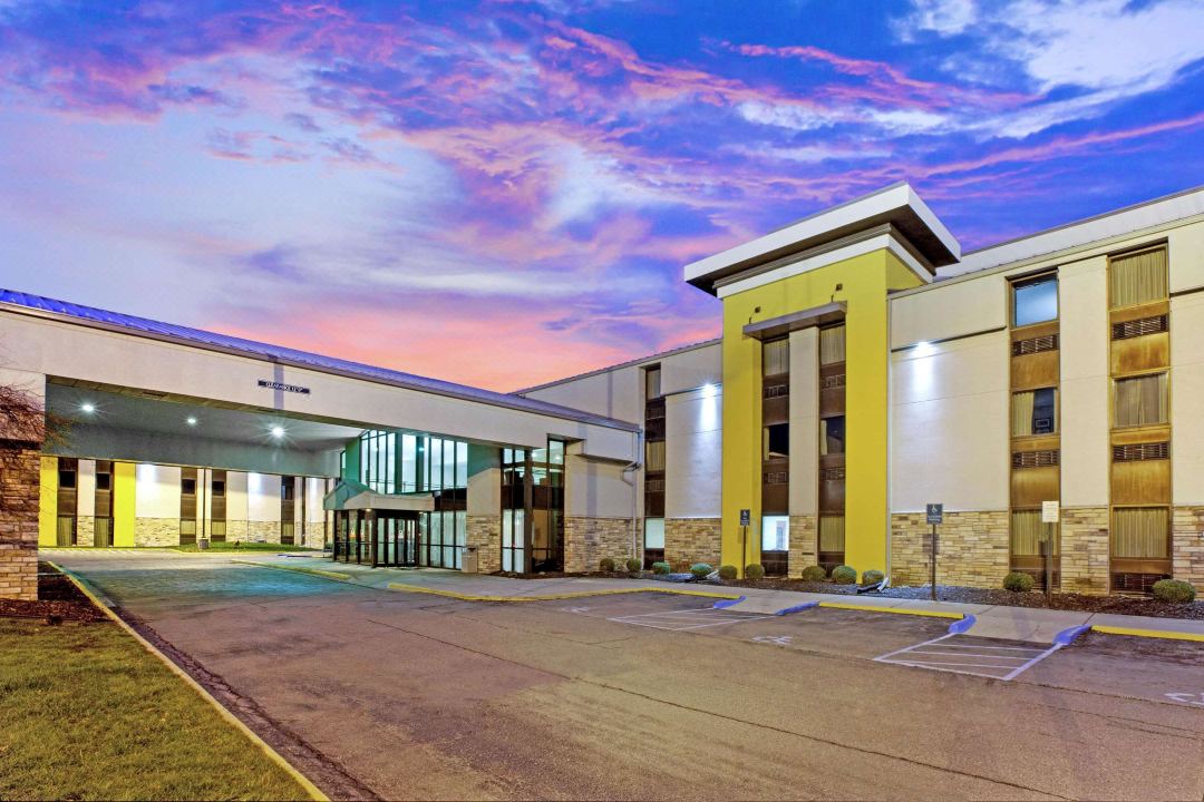 La Quinta Inn & Suites by Wyndham Detroit Metro Airport