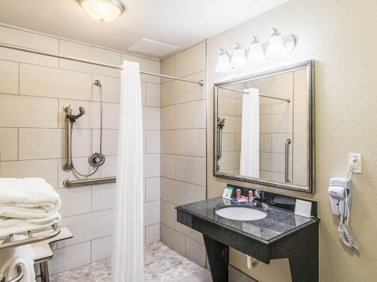 Econo Lodge Inn & Suites Corpus Christi - Tap to explore photos