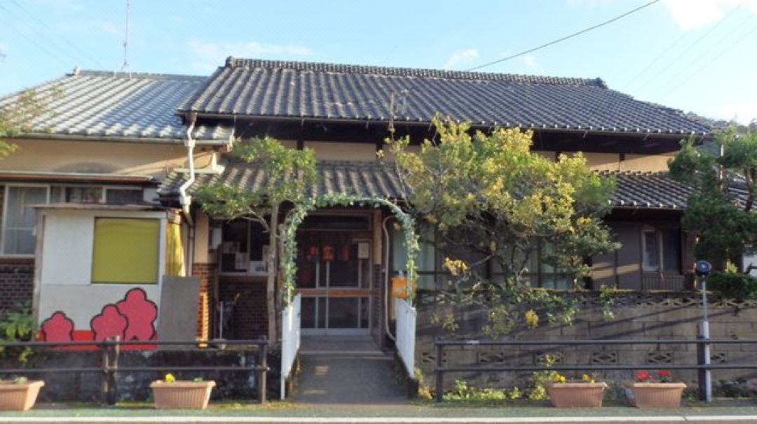 Mariko Minpaku is an Old Folk House Along the Bypa