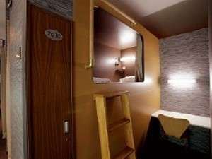 Nikoh Capsule Hotel Refre - Hostel - Caters to Men - Tap to explore photos