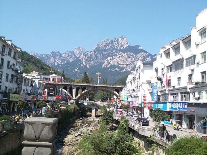 荒山望峰楼