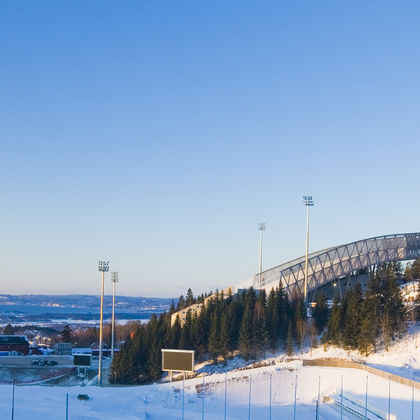 挪威奥斯陆挪威议会大楼+奥斯陆历史博物馆+霍尔门考伦滑雪跳台一日游