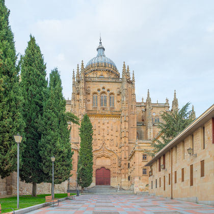 西班牙萨拉曼卡阿维拉古城+萨拉曼卡大学+贝壳之家+萨拉曼卡大教堂一日游